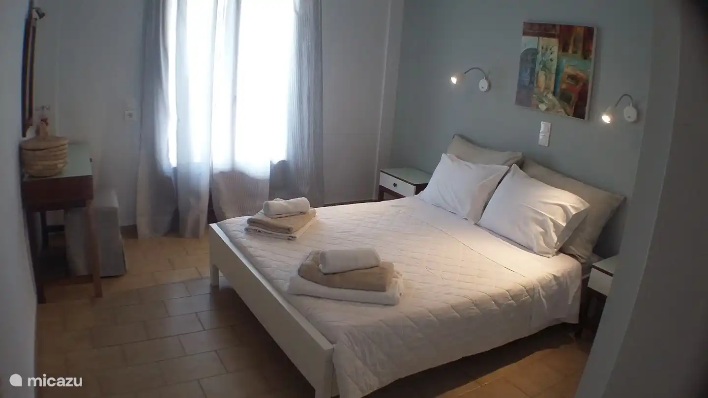 Zimmer Nr. 7b – Doppelbett mit gemeinsamem Duschraum mit 7a