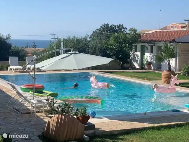 Villa Eleni Corfou - Acharavi | Grèce, Corfou, Acharavi - maison de vacances Vue sur la piscine et la douche du cottage