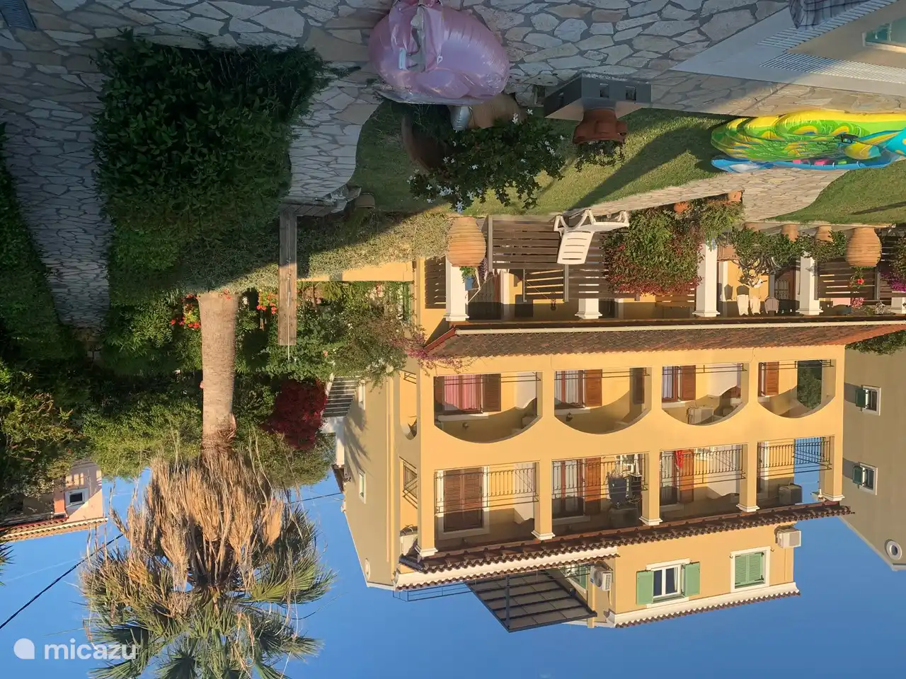 Blick von der Lounge auf das Haus