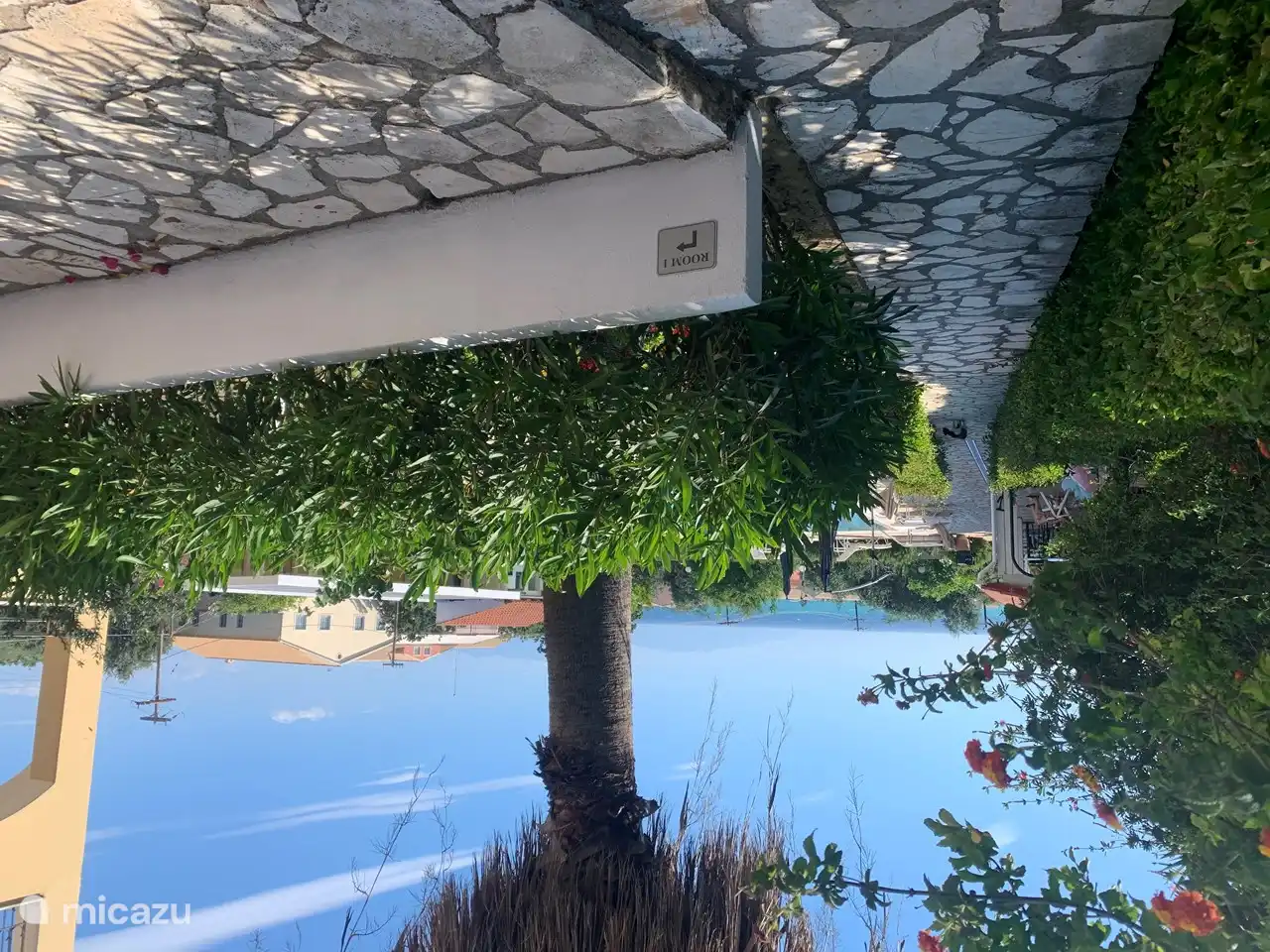 Vom Eingang zum Garten und Schwimmbad