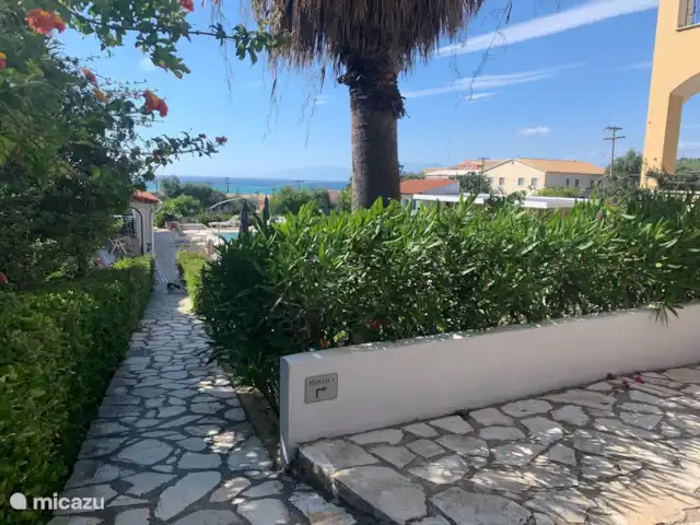 Villa Eleni Corfou - Acharavi | Grèce, Corfou, Acharavi - maison de vacances De l'entrée au jardin et à la piscine