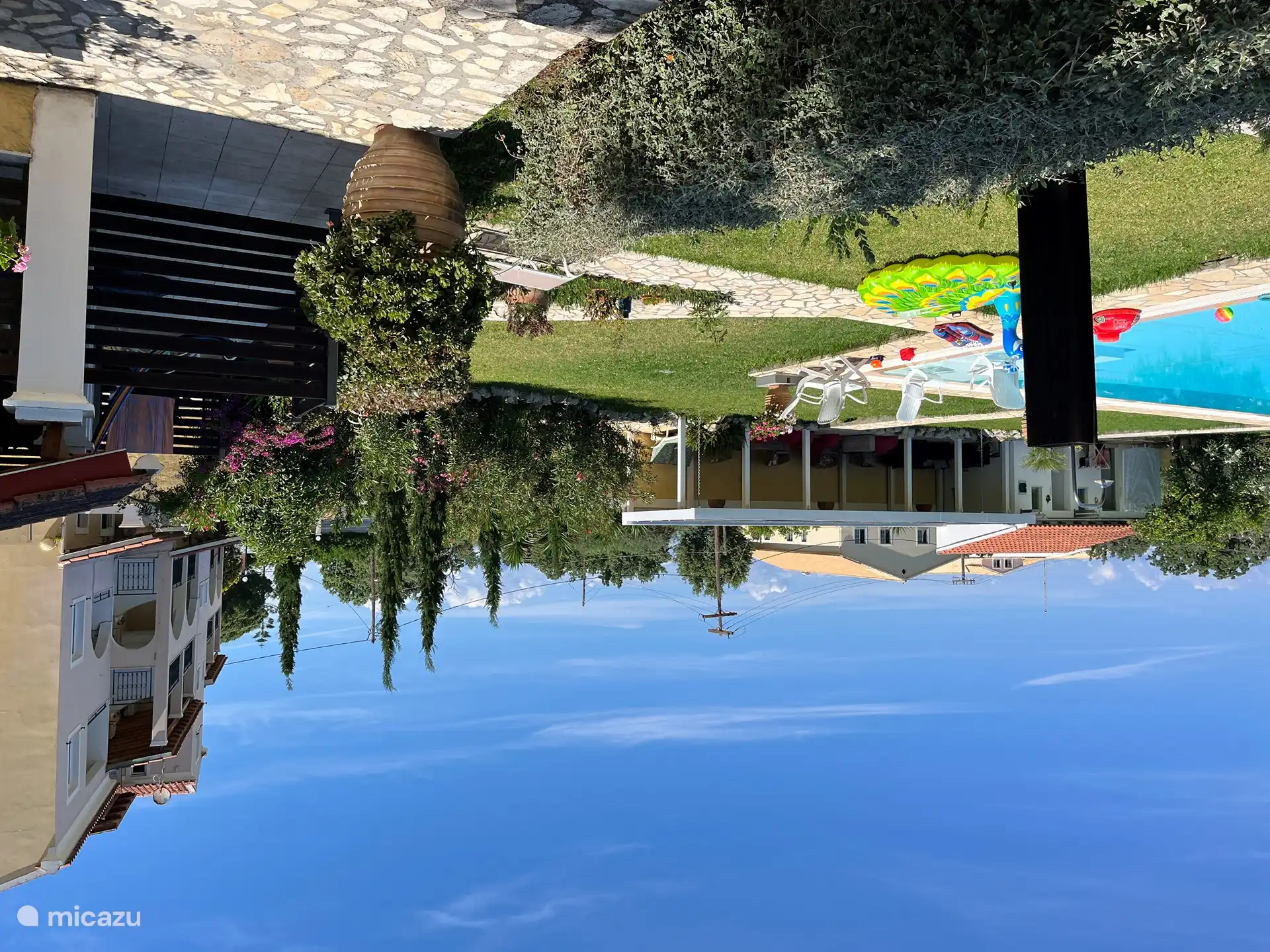 Blick auf den Garten und die Pergola