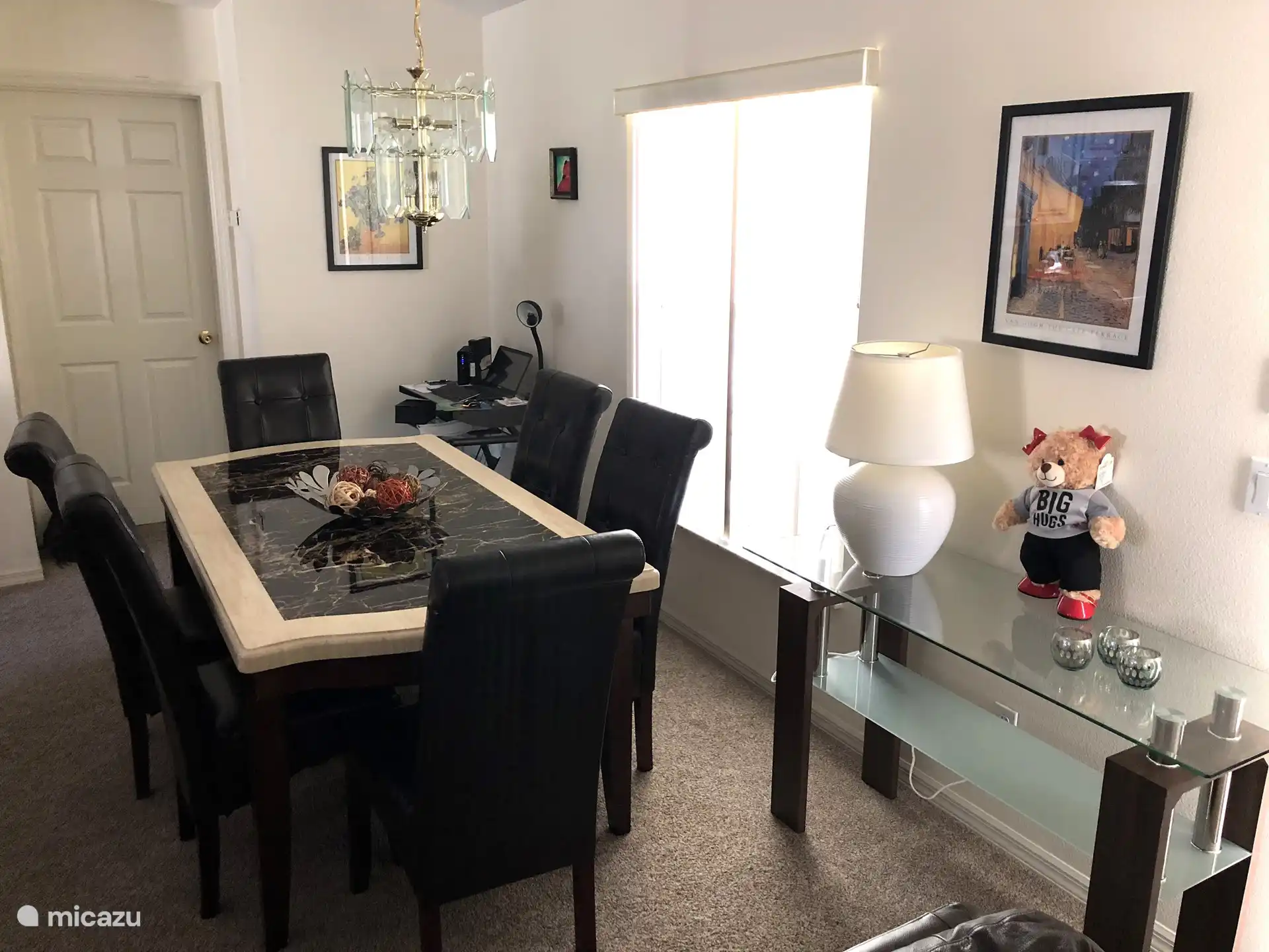 Esstisch im Wohnzimmer