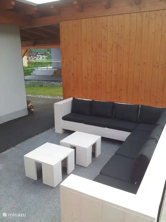 Détendez-vous sur le canapé du salon, au soleil ou plus tard dans la journée à l’ombre.