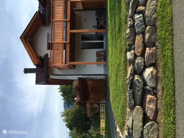 Il y a 2 chaises sur le balcon, ce qui rend agréable de rester. 