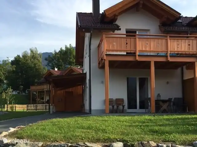 Haus Fingerhut huren in Oostenrijk, Karinthië, Kötschach-Mauthen - vakantiehuis Op het balkon staan 2 stoelen, waardoor het lekker vertoeven is.