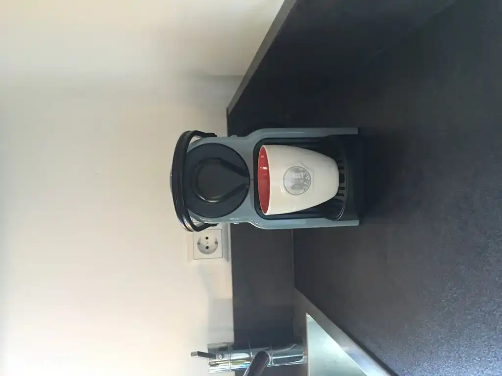 Une machine Nespresso, en plus d'une cafetière normale, est disponible.