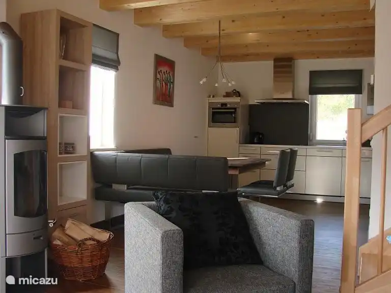 Salon joliment meublé avec poêle à bois.