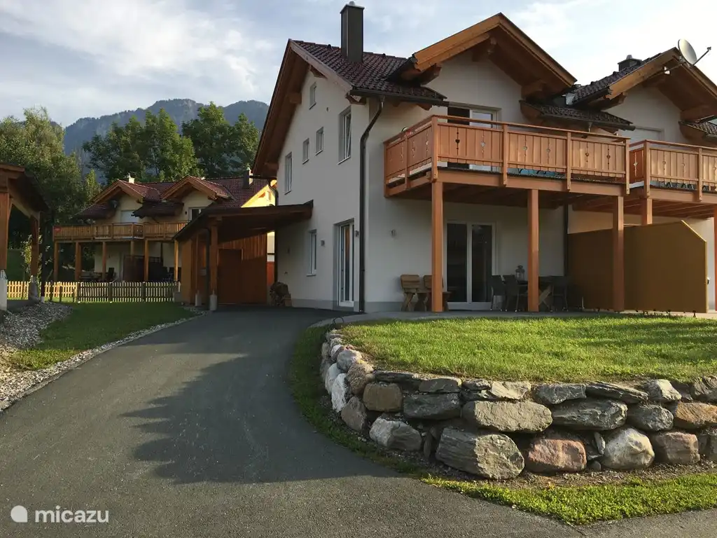 Allée spacieuse, abri d’auto et pelouse latérale