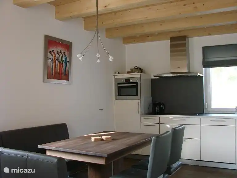 Cuisine de luxe entièrement équipée avec salle à manger spacieuse et confortable.