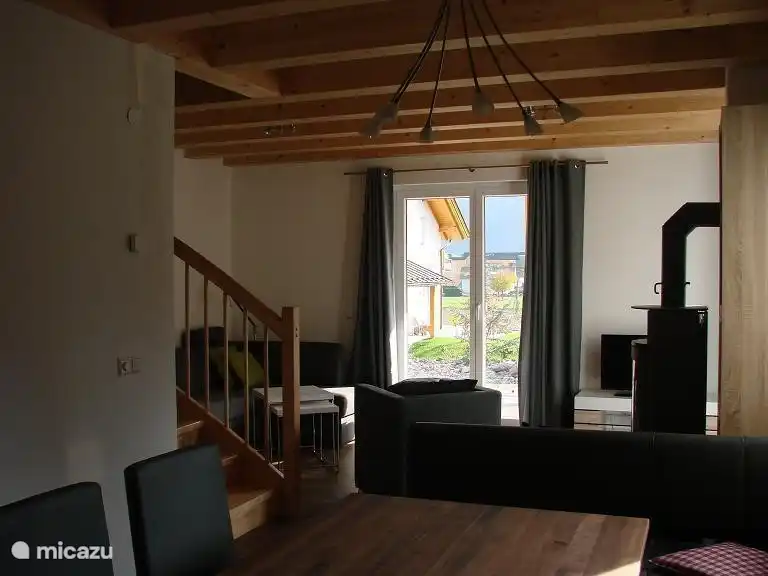 Vue de la cuisine vers le salon.