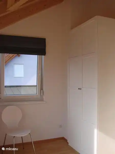 Placard haut dans la chambre I.