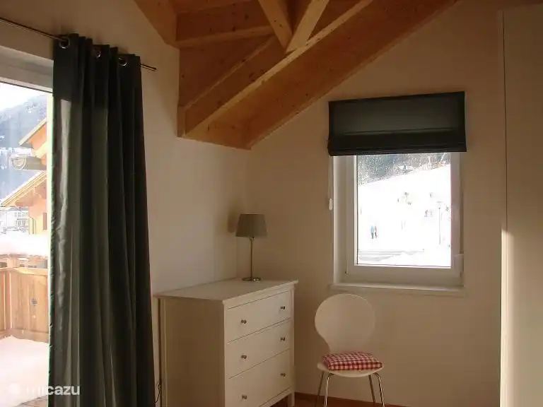 Autre espace de rangement dans la chambre I. Vue sur les pentes depuis la fenêtre.