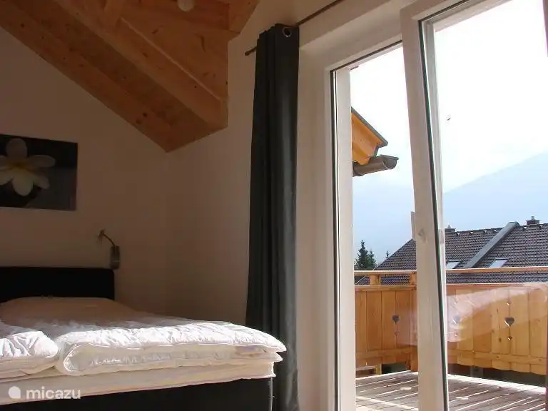 Portes-fenêtres donnant sur un balcon spacieux (chambre I)