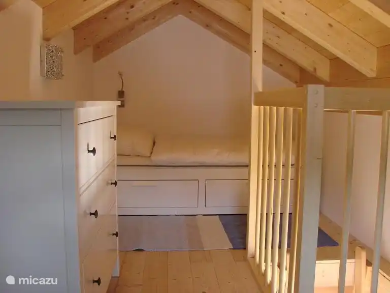 Chambre III, située dans les combles. Chambre confortable avec deux lits simples. Les lits sont extensibles.