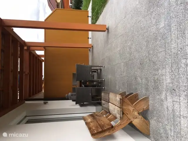 La terrasse spacieuse dispose d’une séparation avec les voisins pour l’intimité nécessaire. 