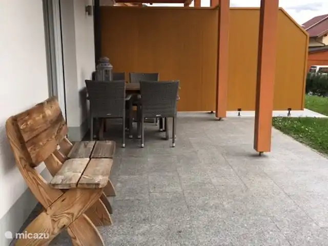 Haus Fingerhut huren in Oostenrijk, Karinthië, Kötschach-Mauthen - vakantiehuis Het ruime terras heeft een afscheiding met de buren voor de nodige privacy.