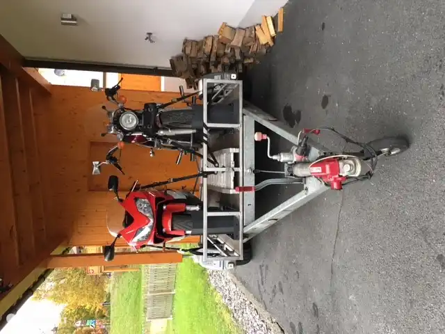 Les vélos sont à nouveau prêts à partir, après un certain nombre de jours de tourisme merveilleux.