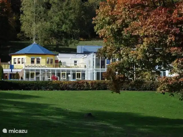 Haus Fingerhut huren in Oostenrijk, Karinthië, Kötschach-Mauthen - vakantiehuis Het subtropisch zwembad Aquarena met binnen- en buitenbaden. Gelegen op slechts 200 meter van Haus Fingerhut.