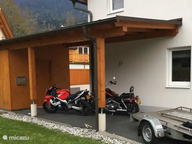 Haus Fingerhut huren in Oostenrijk, Karinthië, Kötschach-Mauthen - vakantiehuis Onder de carport staan de motoren droog en is er nog genoeg ruimte om de trailer te plaatsen