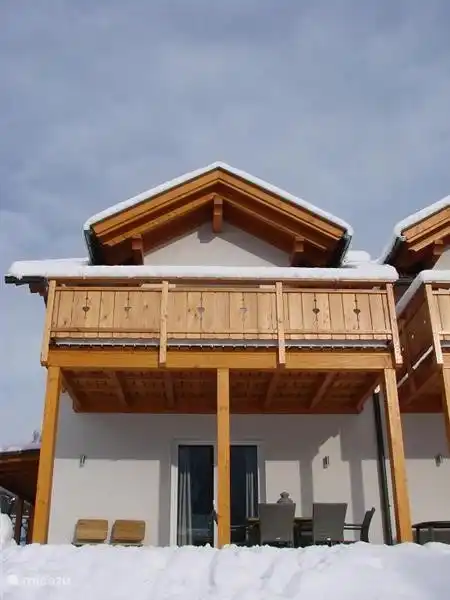 La maison dispose d’un balcon spacieux à l’avant avec une belle terrasse en dessous.