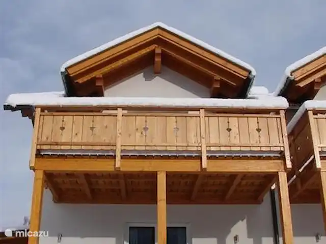 Haus Fingerhut huren in Oostenrijk, Karinthië, Kötschach-Mauthen - vakantiehuis De woning heeft aan de voorzijde een ruim balkon met daaronder een mooi terras.