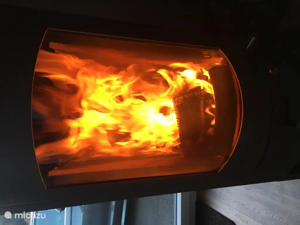 Agréable et chaleureux, le poêle à bois. L’utilisation du bois est incluse dans le loyer !