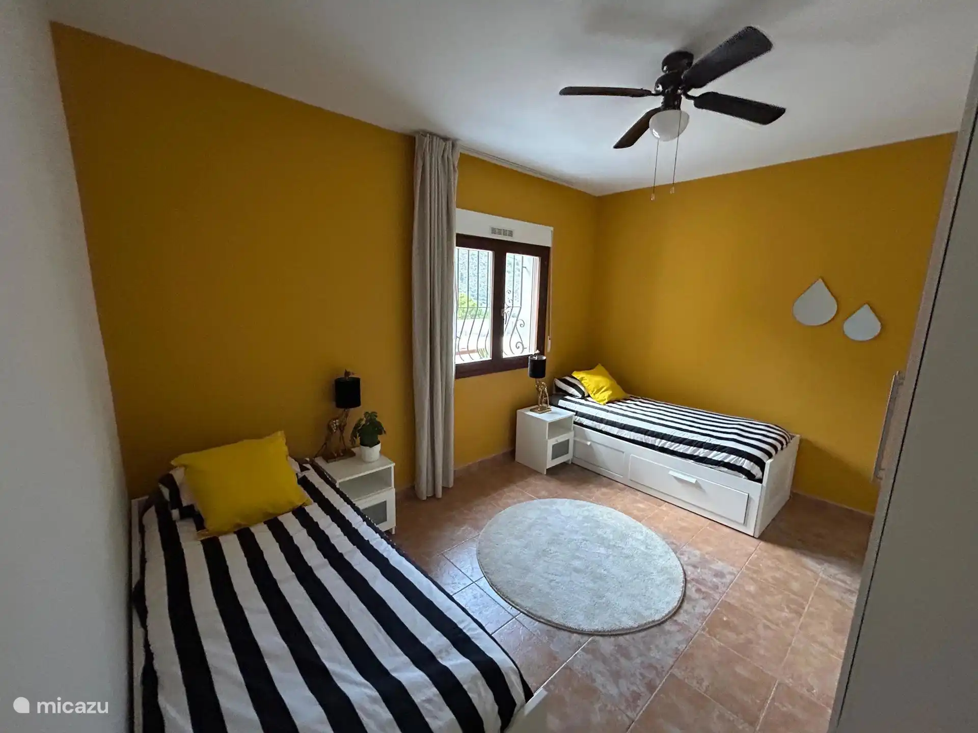 Bedroom with two single beds. Pull-out to two double beds.