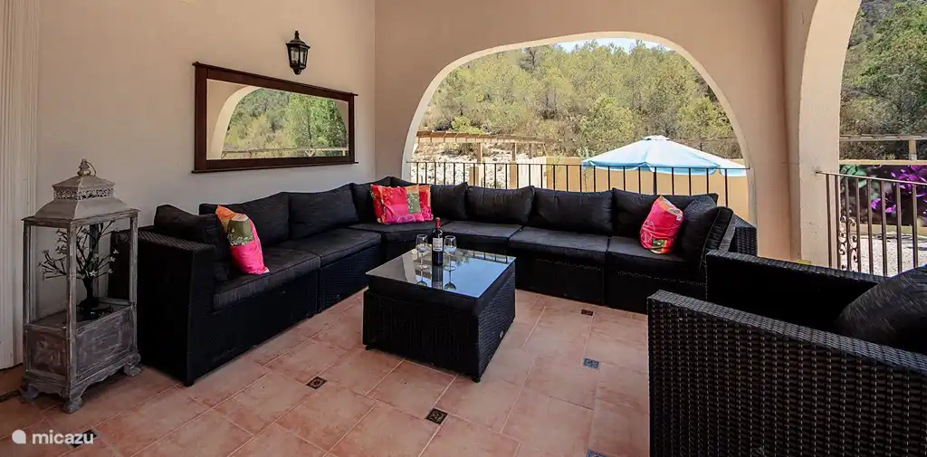 Große Terrasse an der Vorderseite der Villa.