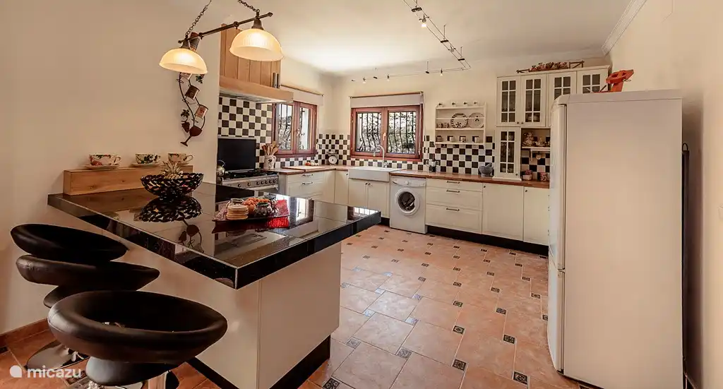 Große und geräumige Küche mit Bar zum gemütlichen bis zu. Natürlich gibt es eine große 6-8 Personen Tisch für Mahlzeiten alle zusammen. Sie kochen in dieser Küche auf Gas, sogar der Ofen ein Gasherd.