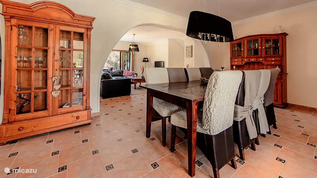 Großer Esstisch für 6-8 Personen