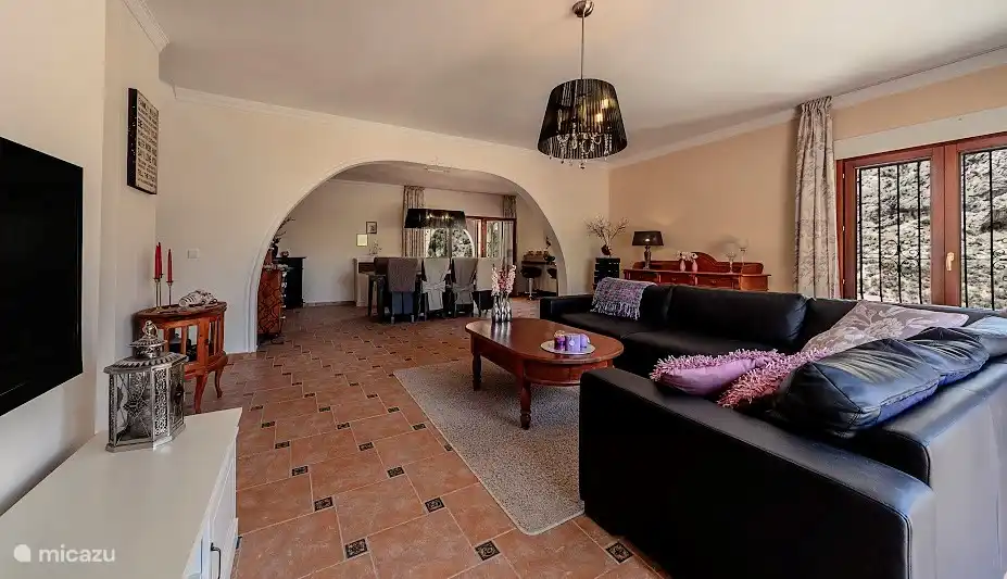 Geräumiges Wohnzimmer, die komplett ausgestattet ist.