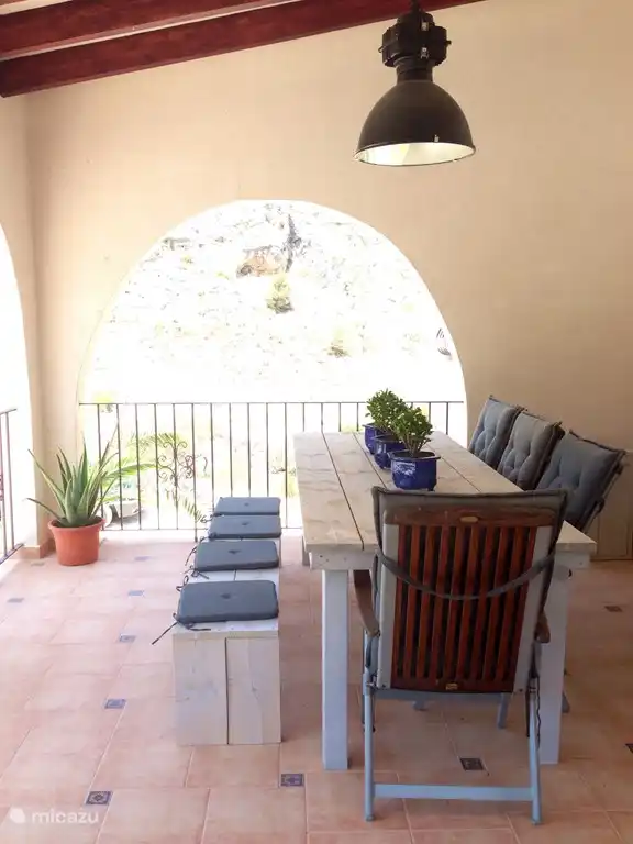 Große Steg Holztisch auf der Terrasse der Villa. Auch können Sie auf die andere Seite, die auch mit Blick auf ein Stück Land, das an der Villa gehört. Hier sind schöne Olivenhaine und Mandelbäume