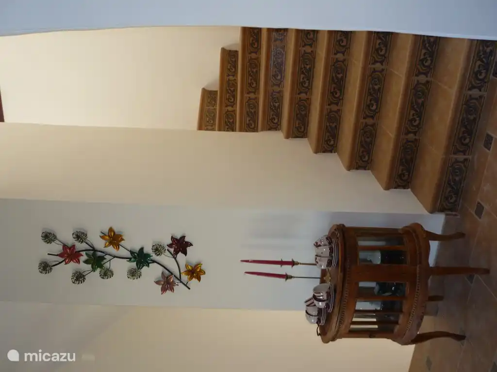 Auf der rechten Seite ist die Treppe zum Turmzimmer (Schlafzimmer mit Bad und Terrasse) und auf der linken Seite ist die Treppe hinunter zu den anderen Schlafzimmer und Badezimmer.