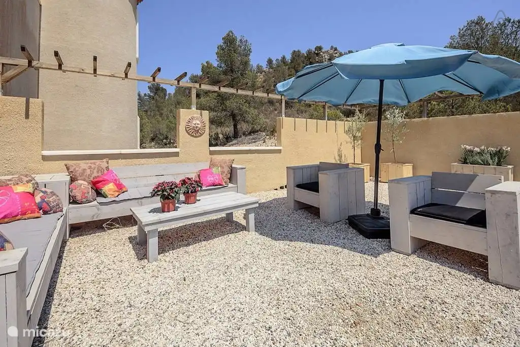 Geräumige Gerüste Holz am Pool