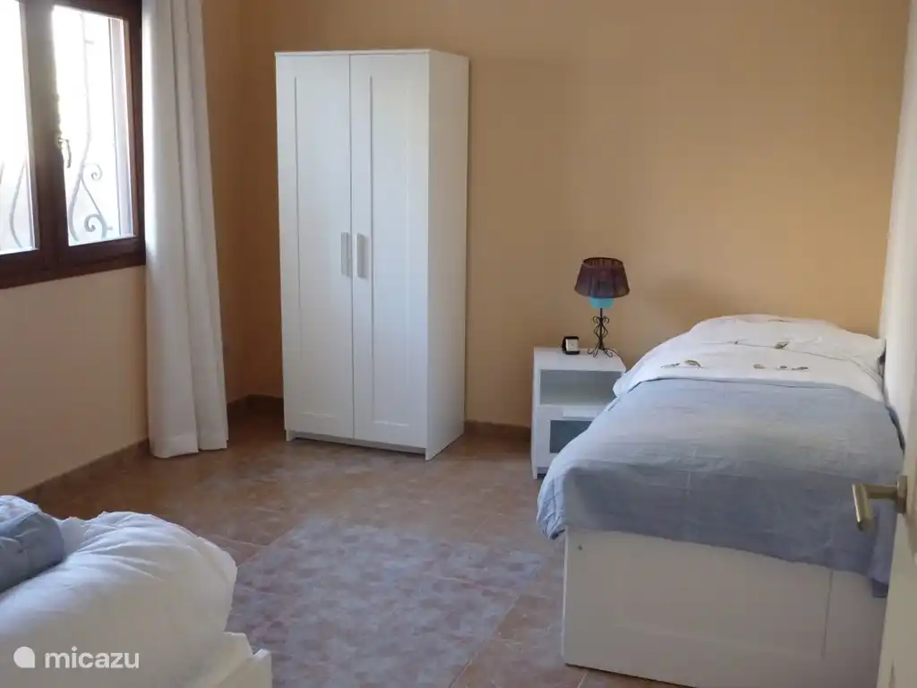 Schlafzimmer mit zwei Einzelbetten. Diese Betten können entweder in 2 Doppelbetten umgewandelt werden.