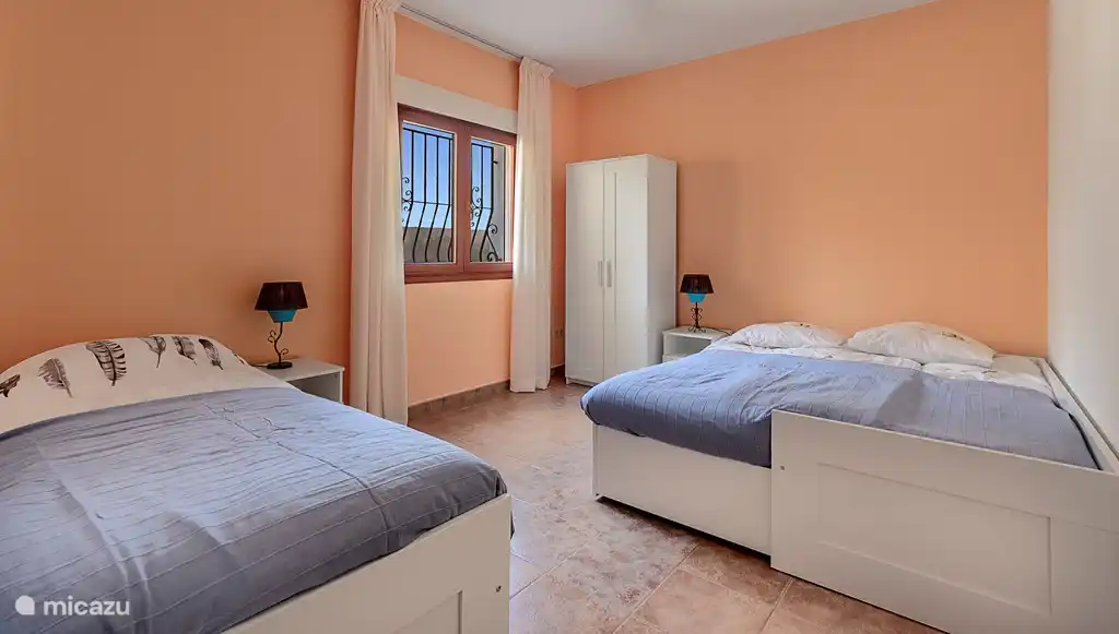 Das Schlafzimmer verfügt über zwei Einzelbetten, die zu zwei Doppelbetten erweitert werden kann.