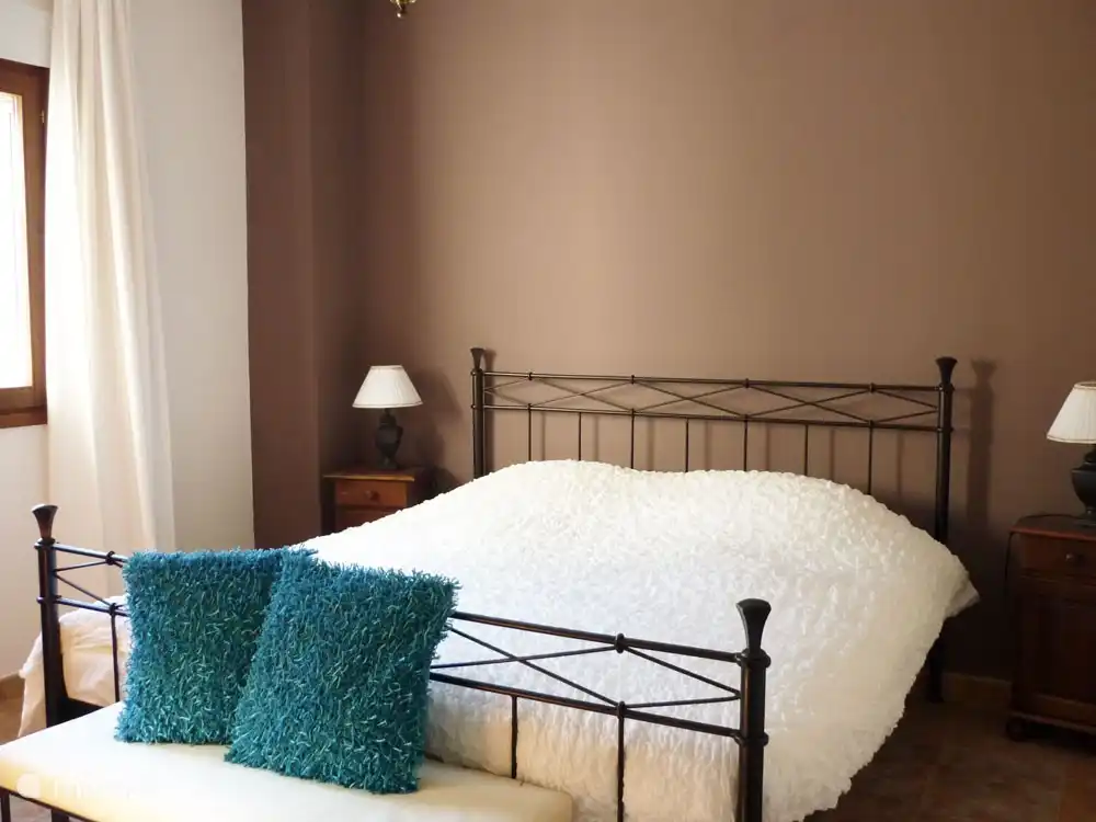 Geräumiges Doppelzimmer mit bequemen Doppelbett.