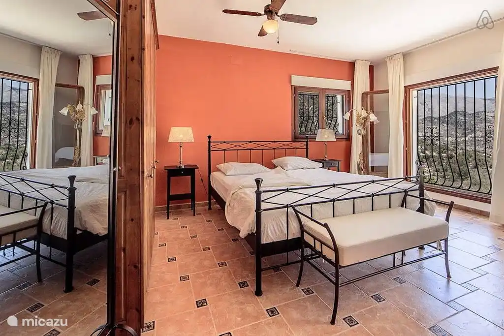 Das Turmzimmer ist das Hauptschlafzimmer bietet dieses Zimmer ein eigenes Bad und Waschbecken und Dachterrasse