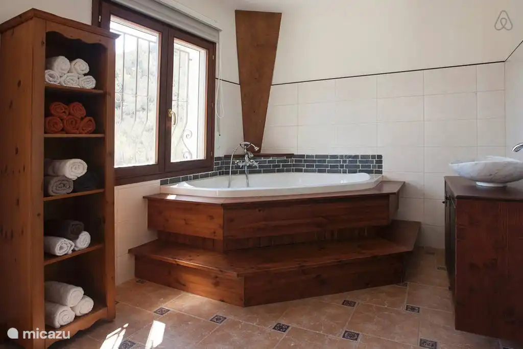 Geräumiges Bad, die Sie verwenden können, wenn Sie schlafen im Turmzimmer