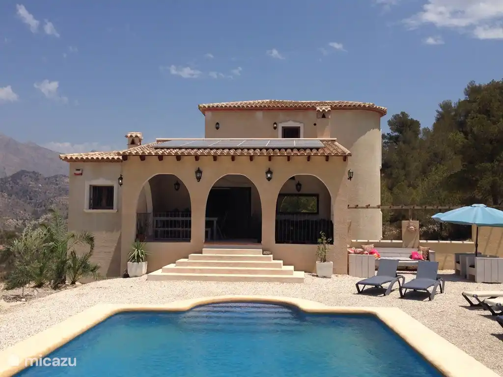 Villa Walija, traumhaft schönen und zum ersten Mal in der Miete. All das Zeug, die im Hause sind so gut wie neu! Herrlichen privaten Schwimmbad von 10x5 Meter. Relleu nahe Fines und Benidorm.