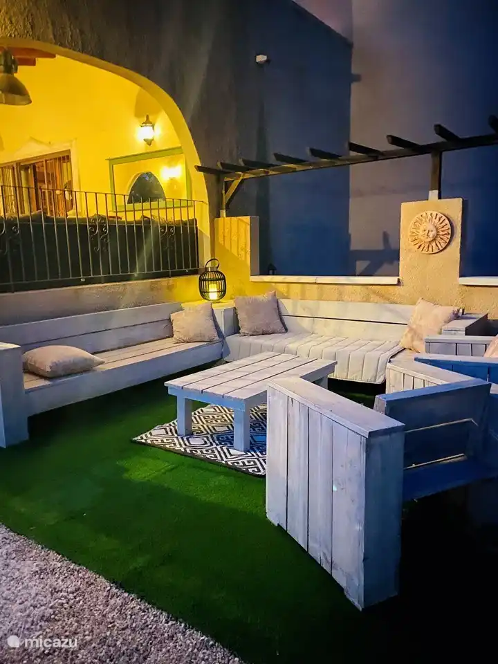 Seit 2021 gibt es eine Steinterrasse und Kunstrasen