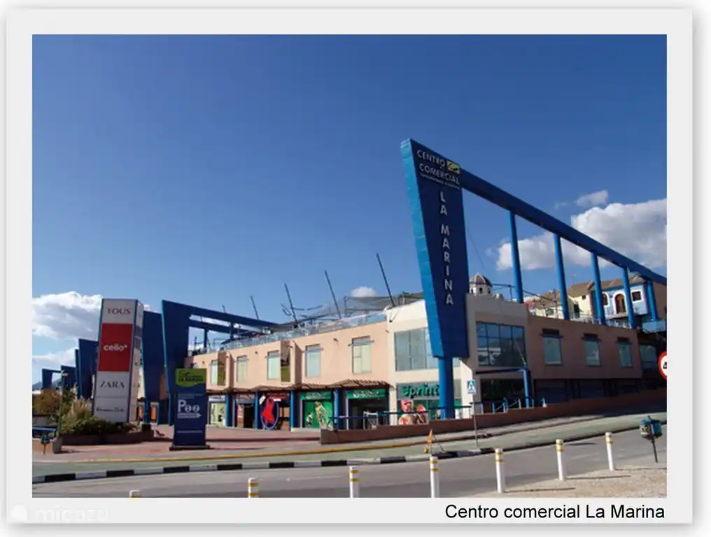 La Marina, großes Einkaufszentrum in der Nähe, ca. 10 bis 15 Minuten entfernt.