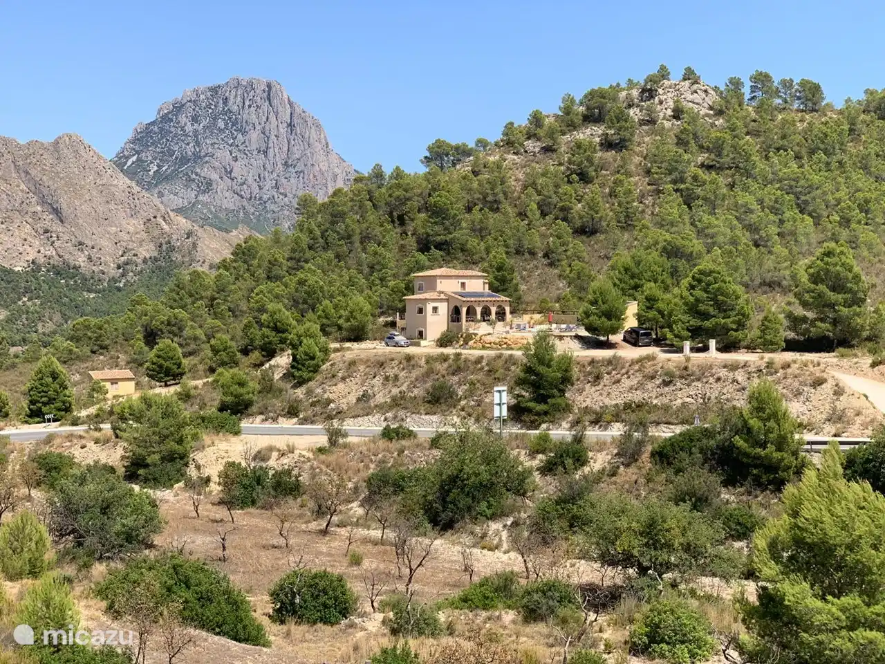 Blick auf das Haus von der anderen Seite des Grundstücks.