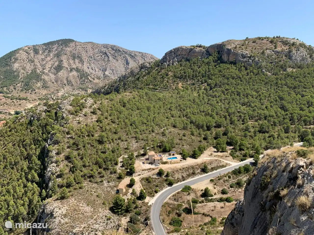 Blick auf das Haus vom gegenüberliegenden Berg