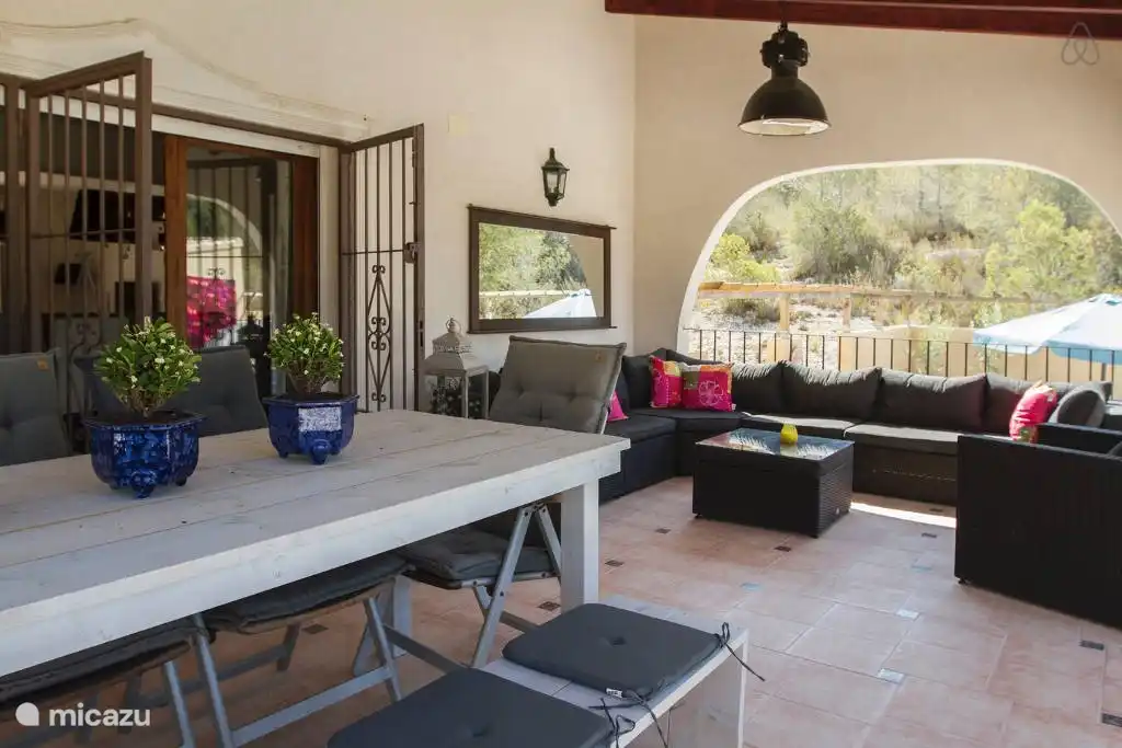 Große Terrasse, wo jeder sitzen oder Abend essen können