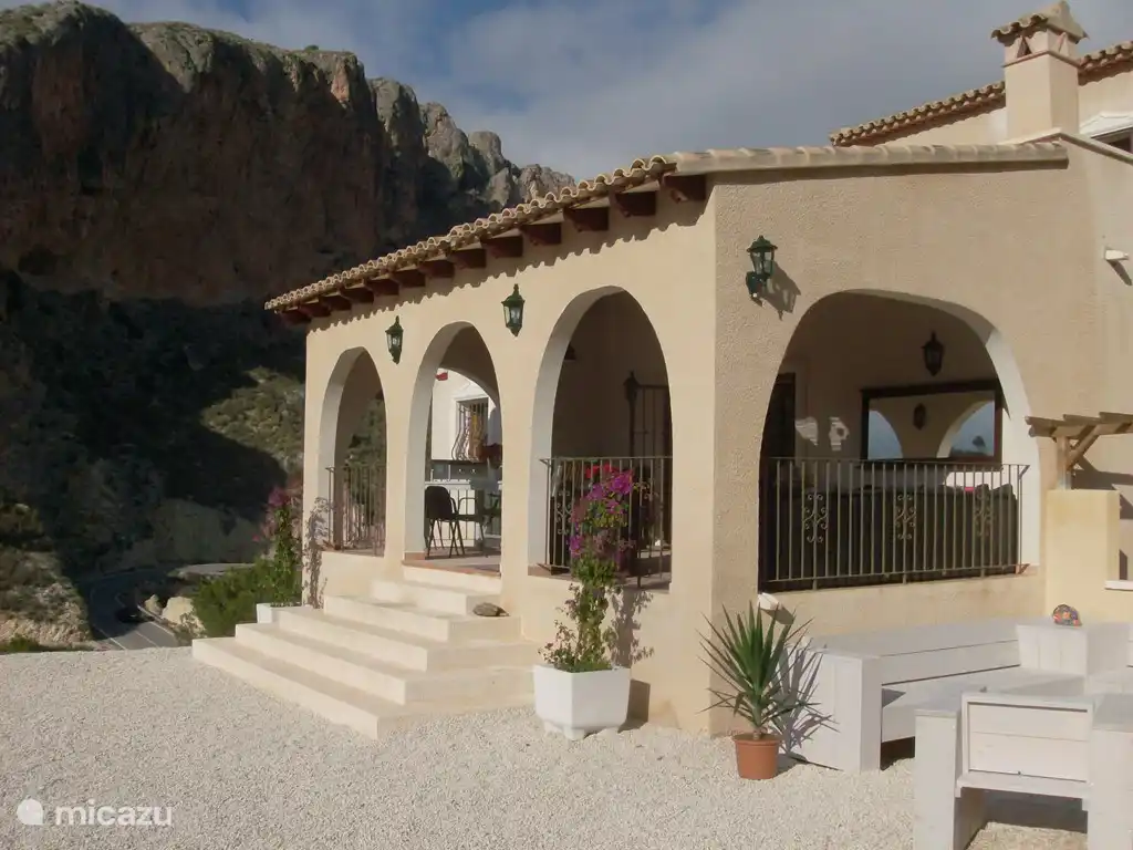 Eine schöne Villa, die vollständig mit Solarenergie läuft! Es gibt einen großen Pool für das Haus oder 10x5. Sie werden einen wunderschönen Urlaub hier zu haben, wenn Sie für Ruhe und Privatsphäre suchen. Die Zuschauer können sich für 10-minütige Fahrt von La Marina (Einkaufszentrum) zu buchen,