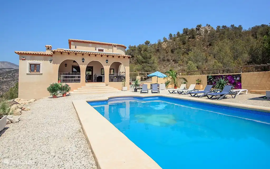 Neben dem Pool ist ausreichend Platz zum Sonnenbaden. Da die Villa viel höher als die Straße liegt, haben Sie absolute Privatsphäre.