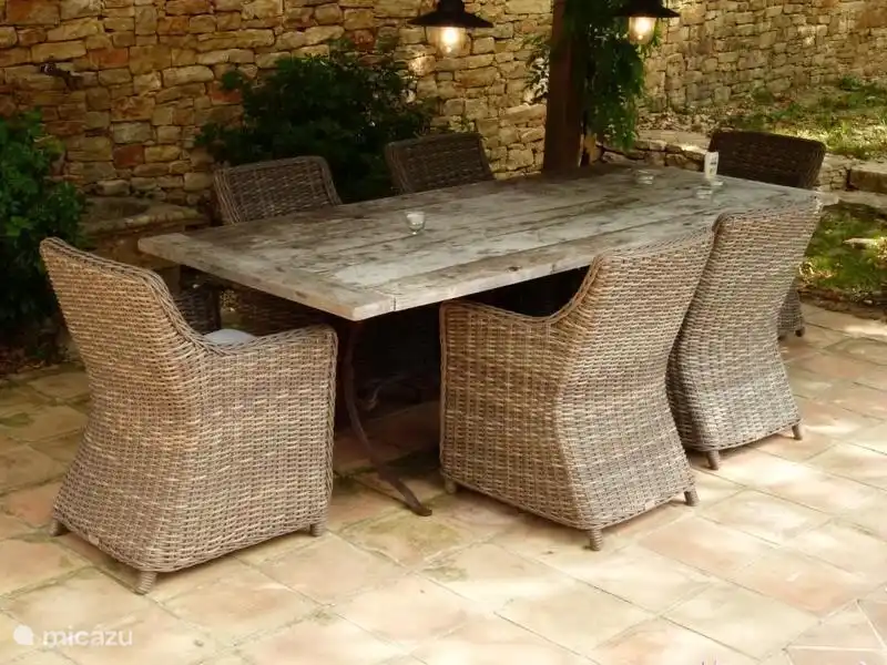 coin repas au bord de la piscine