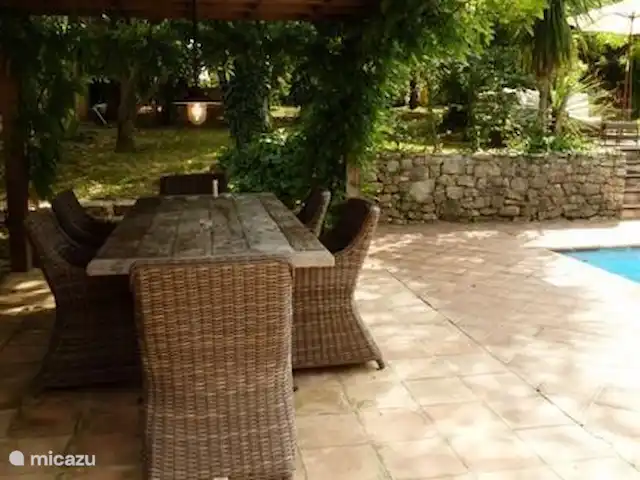 Le Grand Paradis | France, Var, Garéoult - maison de vacances coin repas au bord de la piscine